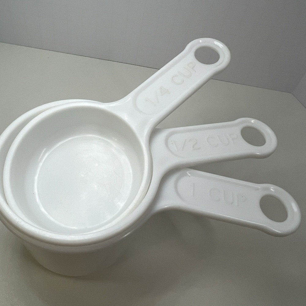 Rubbermaid Classic Measuring Cups 1/4 1/2 1 Cup White Plastic Baking Set Nesting